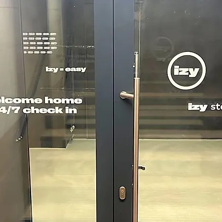 Izy אכסניה